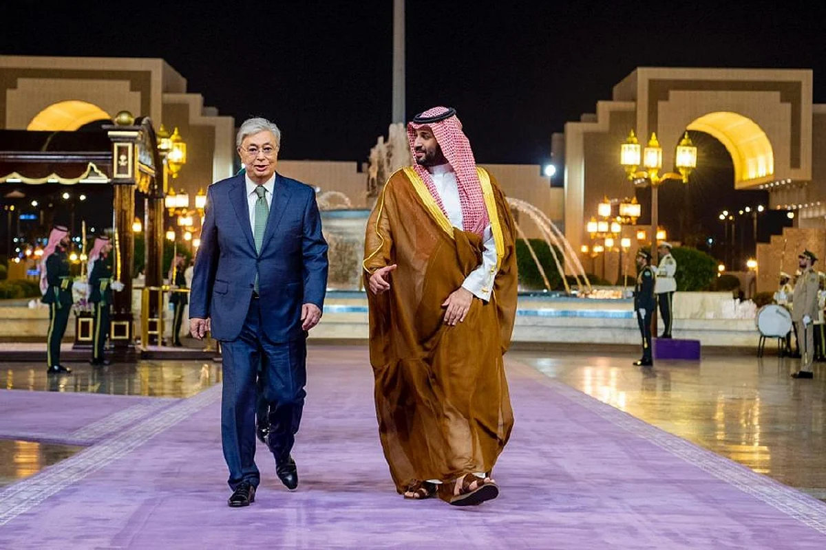 ولي العهد يستقبل رئيس جمهورية كازاخستان