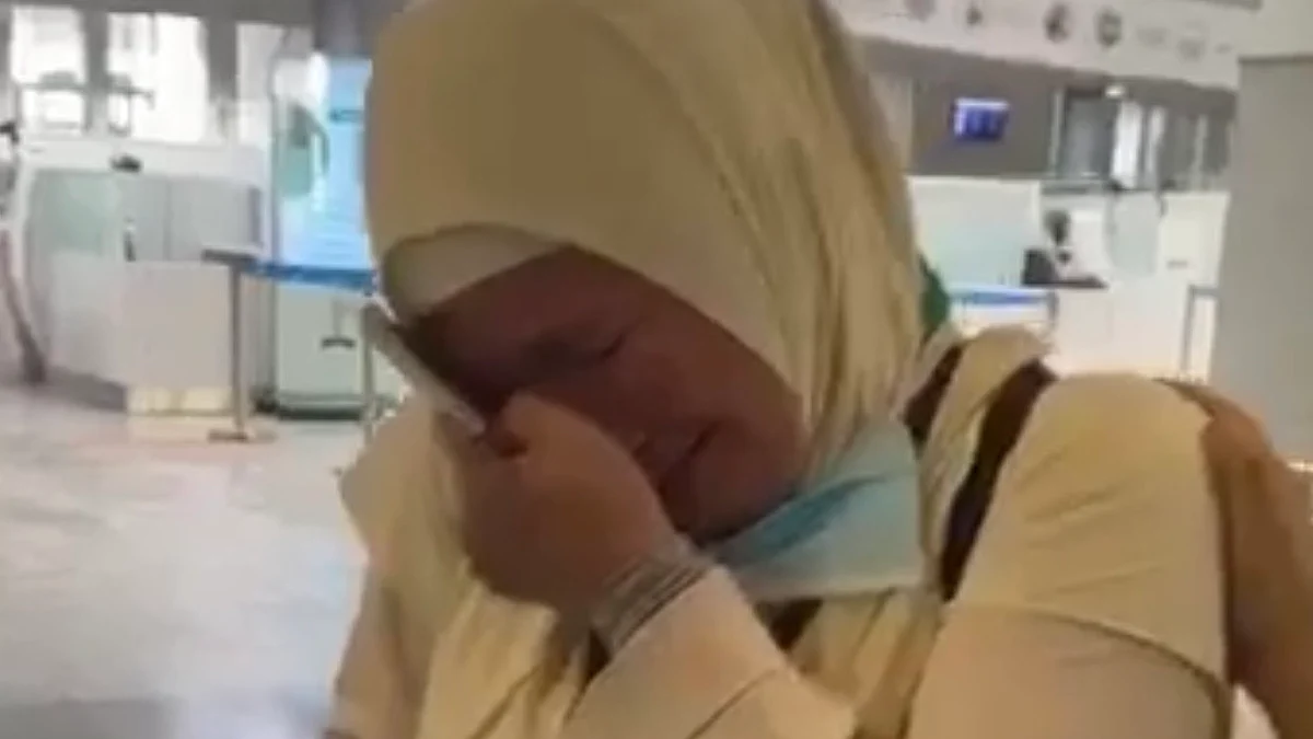 فيديو.. حاجة تنهار بالبكاء وهي تتسلم "هدية الملك" لدى مغادرتها مطار جدة