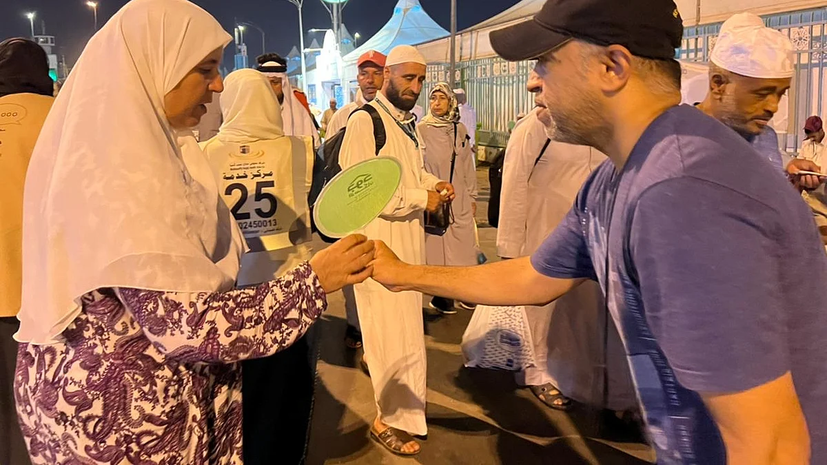 منسوبو أمانة العاصمة المقدسة يوزعون المستلزمات للحجاج
