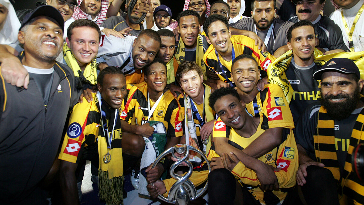 فريق الاتحاد خلال تتويجه ببطولة آسيا 2005