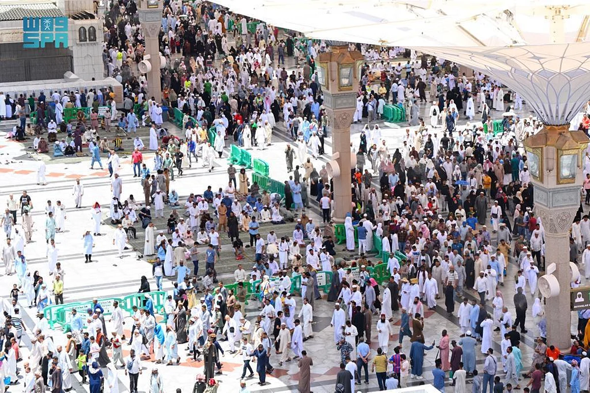 ضيوف الرحمن في المسجد النبوي