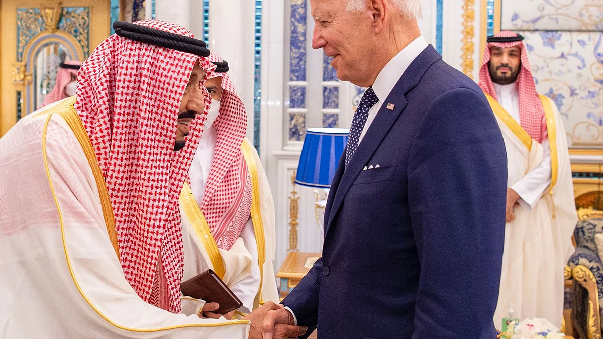 الرئيس الأمريكي جو بايدن يصافح خادم الحرمين الشريفين الملك سلمان بن عبدالعزيز