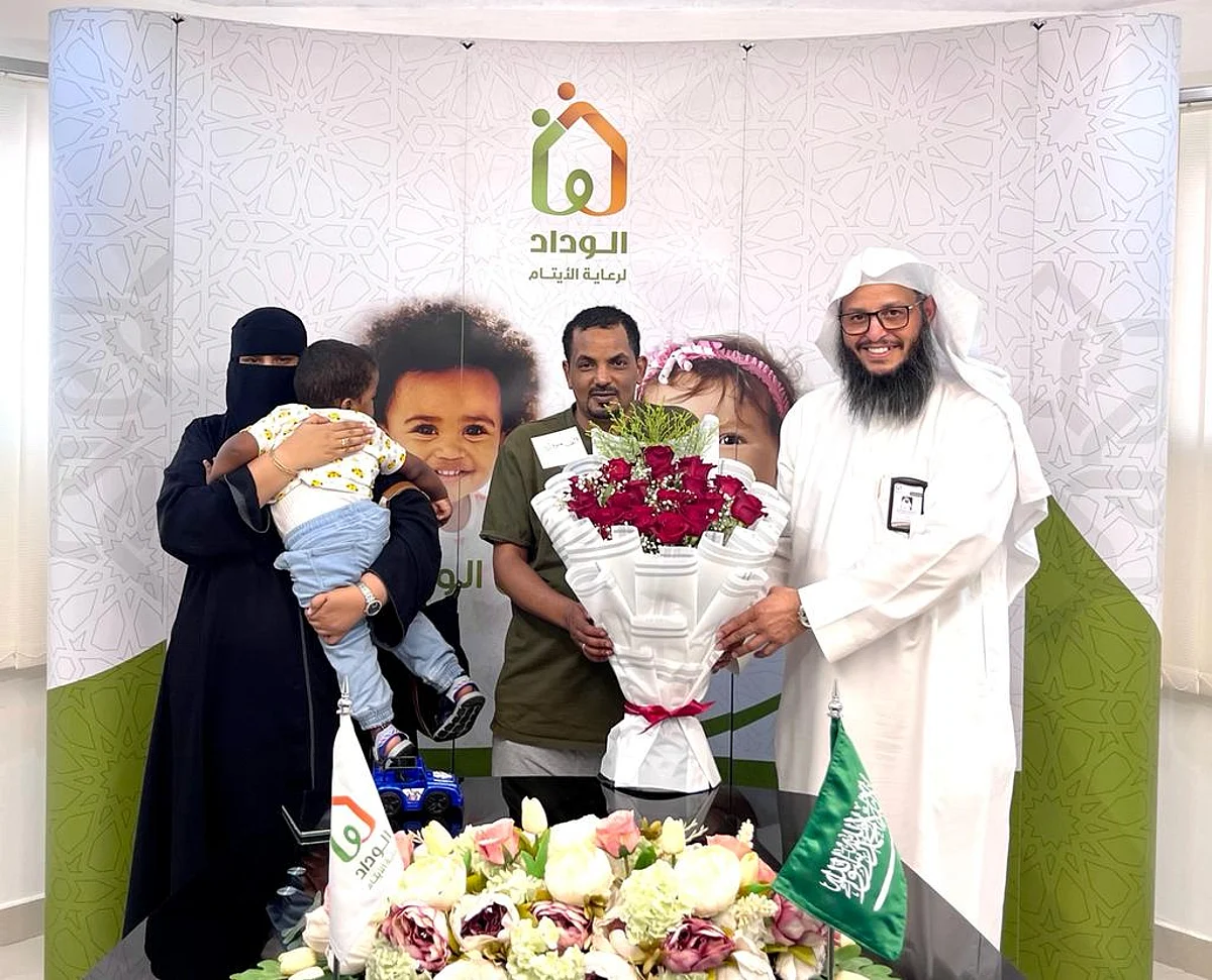 ليعيشوا فرحة العيد ...خيرية "الوداد" تسلم 10 أطفال لأسرهم المحتضنة