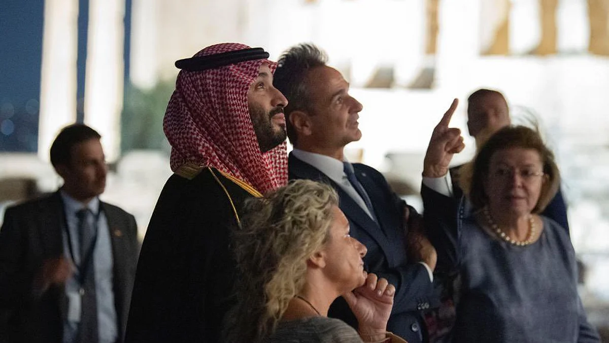 الأمير محمد بن سلمان خلال زيارة منطقة الأكروبوليس باليونان