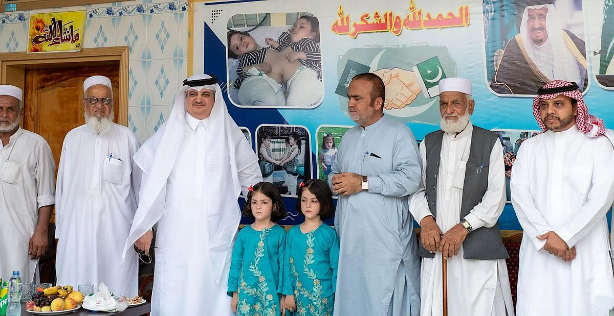 السفير السعودي بباكستان يزور التوأم السيامي "فاطمة ومشاعل"