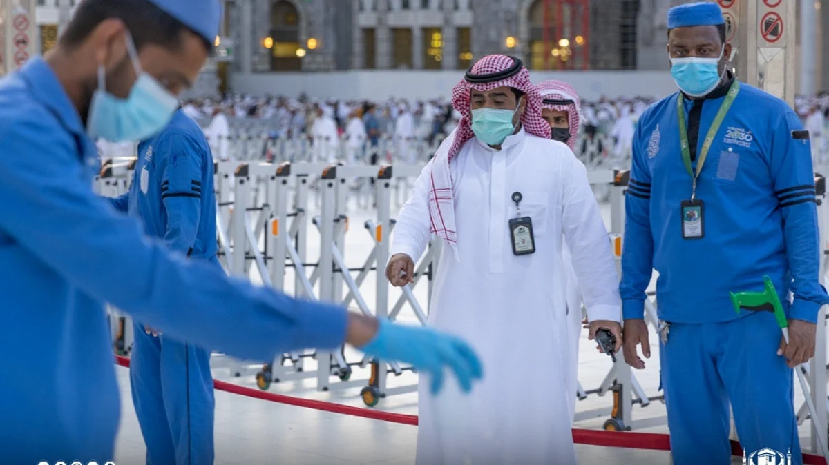 مراقب بالمسجد الحرام يتأكد من المعايير الصحية لخدمات التعقيم