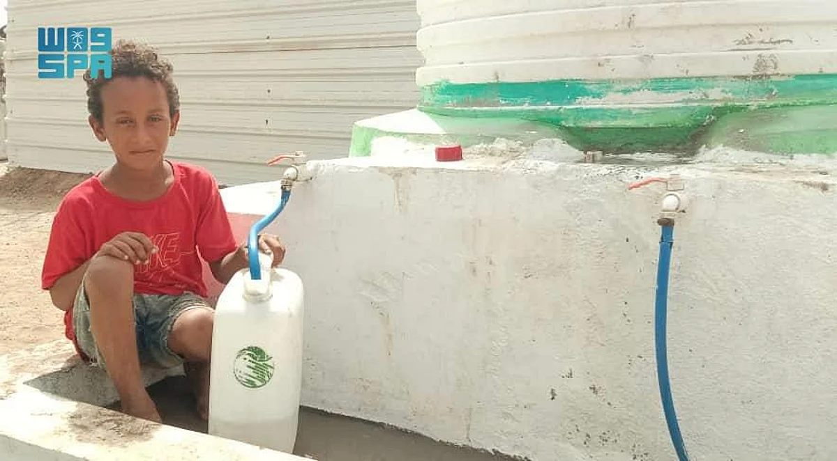 "إغاثي الملك سلمان" يضخ نصف مليون لتر مياه لمخيمات النازحين في الحديدة
