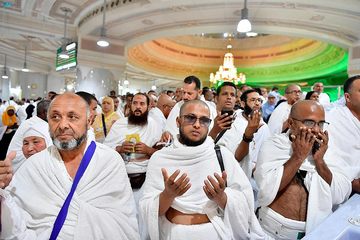 أجواء مفعمة بالإيمان.. شاهد لحظات روحانية لضيوف الرحمن بالحرم