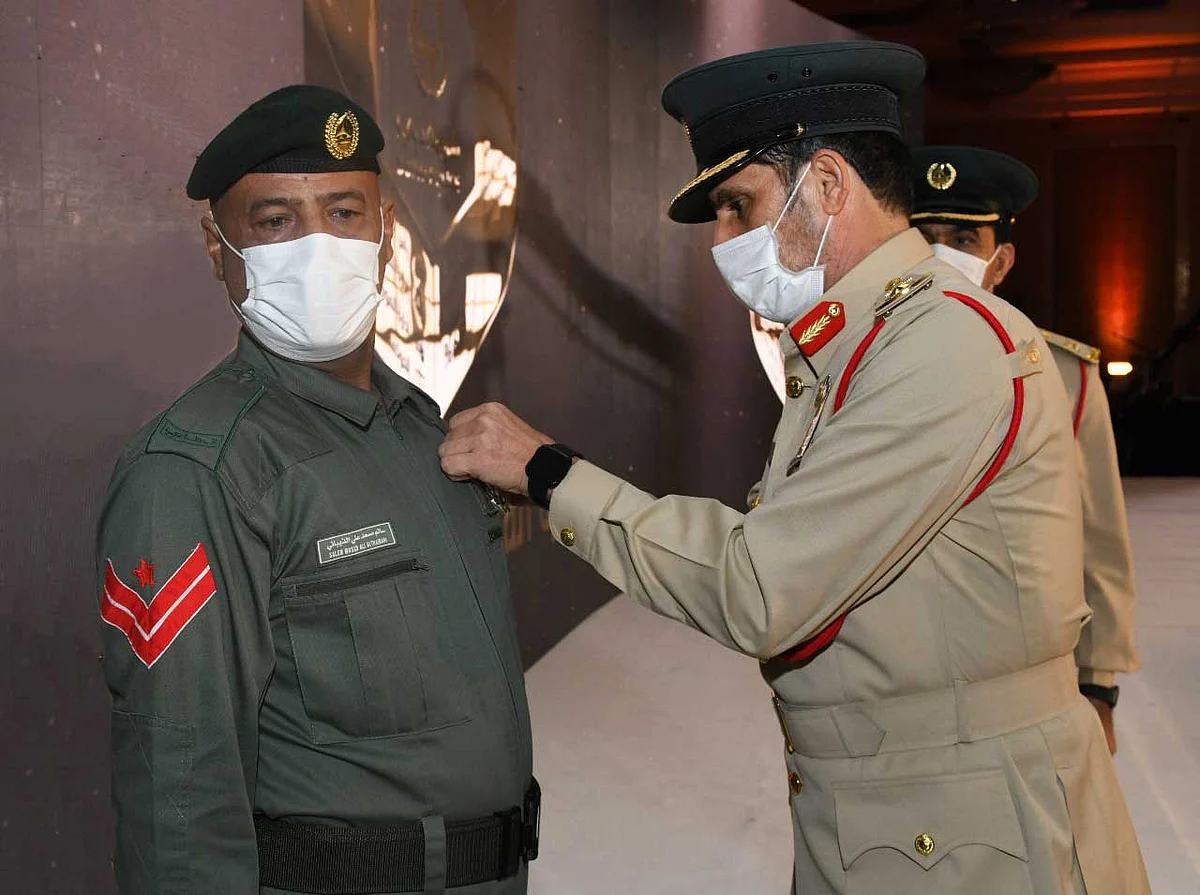 هل يمكن أن تبقى 31 عاماً بلا مخالفة مرورية واحدة؟.. شاهد تكريم هذا السائق في دبي