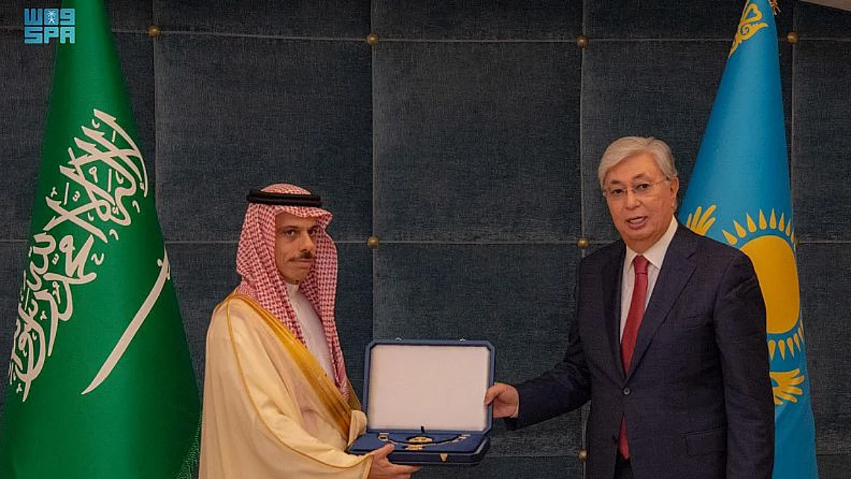 خادم الحرمين يتلقى وسام النسر الذهبي من رئيس كازاخستان