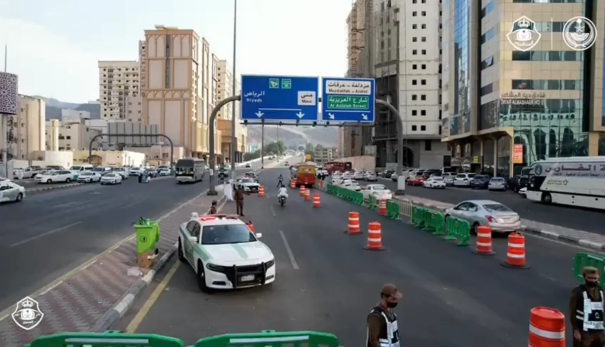 شاهد... رجال المرور يواصلون مهامهم التنظيمية بالمشاعر المقدسة