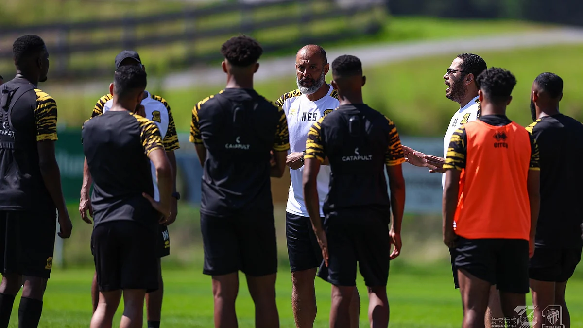 لاعبو الاتحاد يستمعون لتوجيهات المدرب نونو سانتو