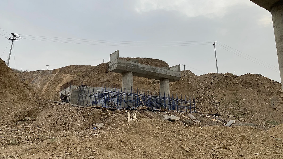 الطريق المتعثر بين محافظتي هروب والعيدابي