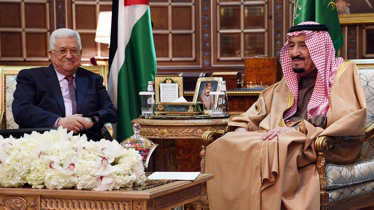 الملك سلمان والرئيس الفلسطيني محمود عباس أثناء لقاء سابق
