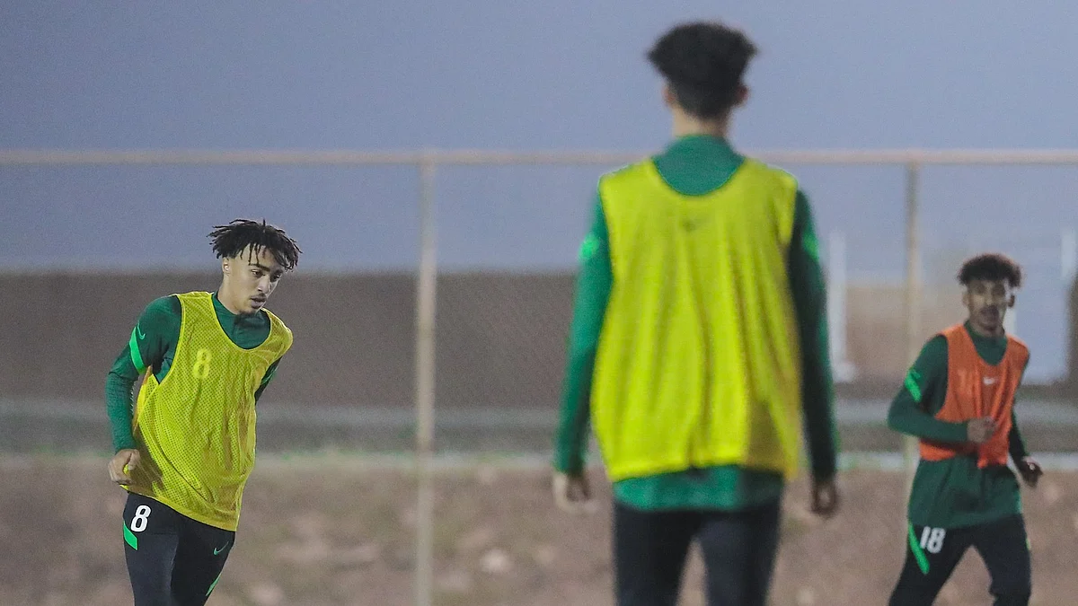 لاعبو المنتخب السعودي للشباب يؤدون التدريبات