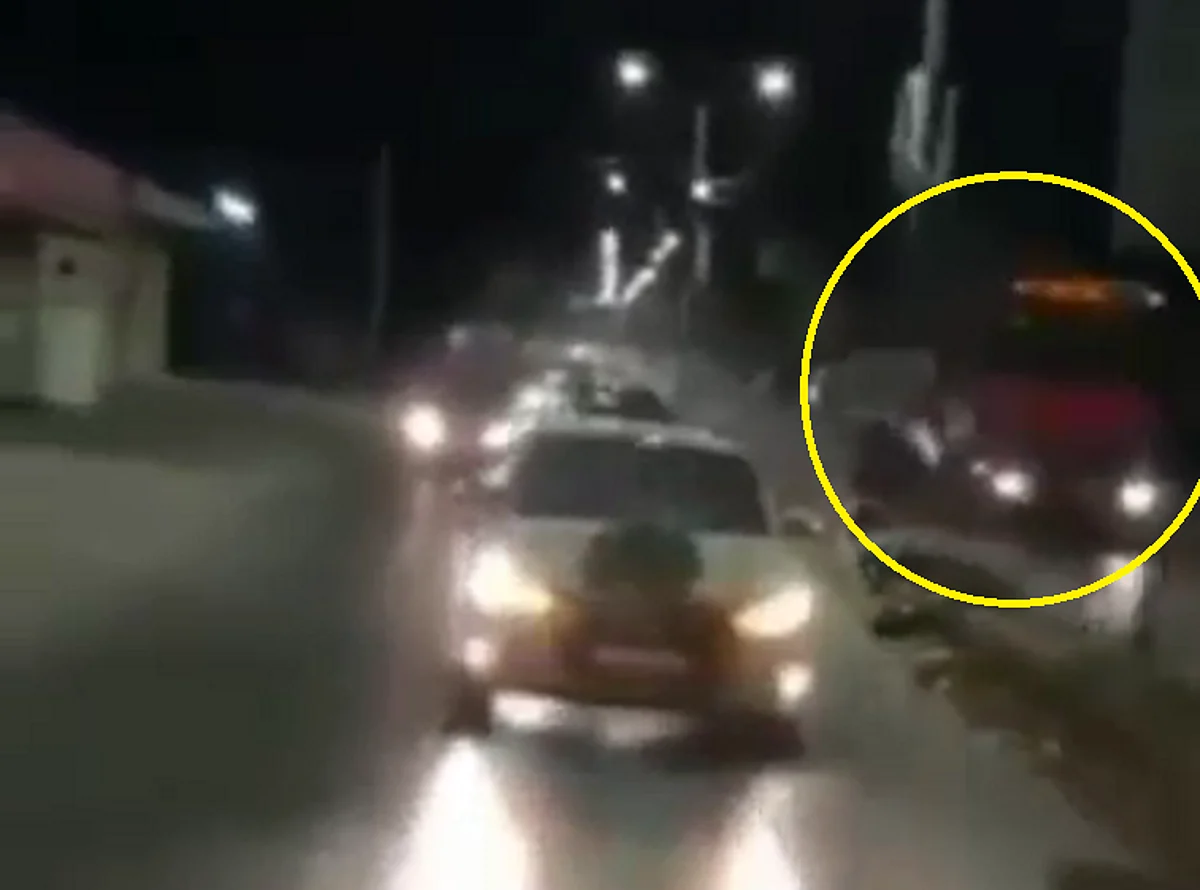 الشرطة تحركت فورًا.. شاهد ما فعله سائق شاحنة على طريق بالأردن