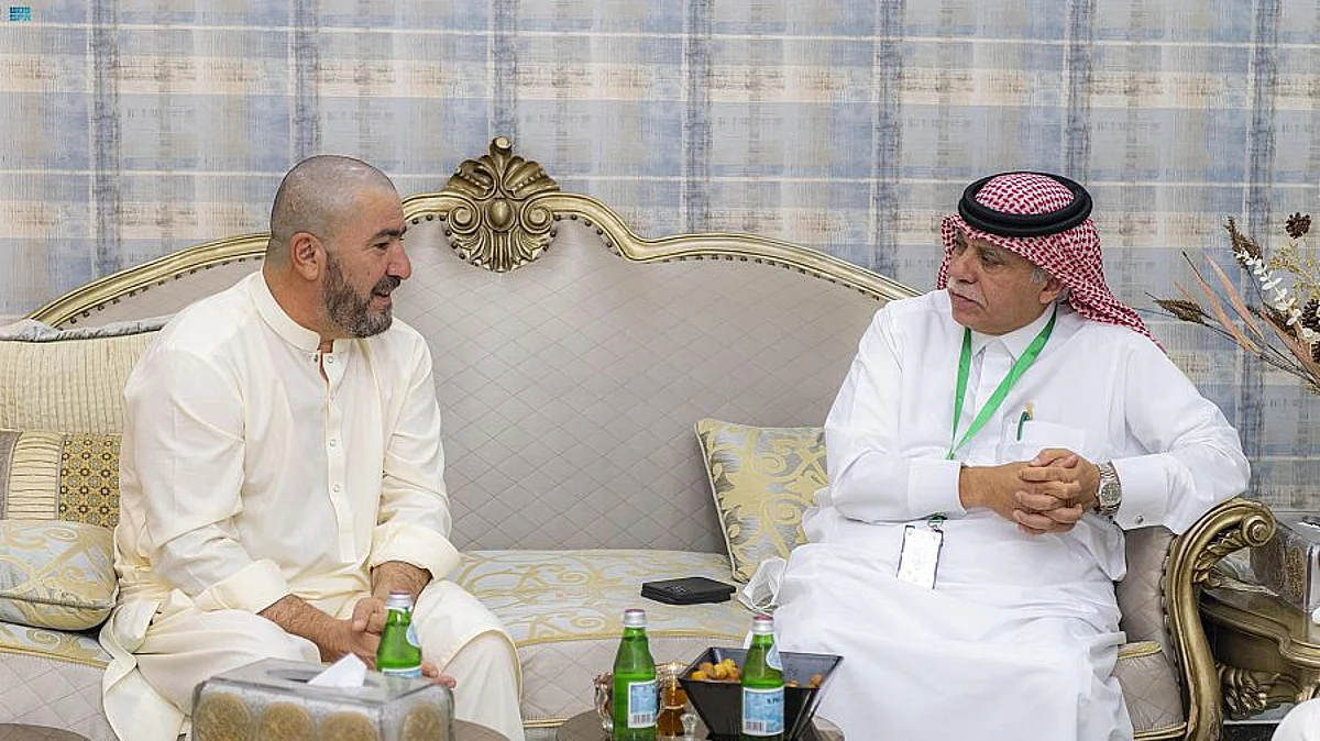 وزير الإعلام يلتقي الرحالة العراقي آدم محمد الذي يؤدي الحج