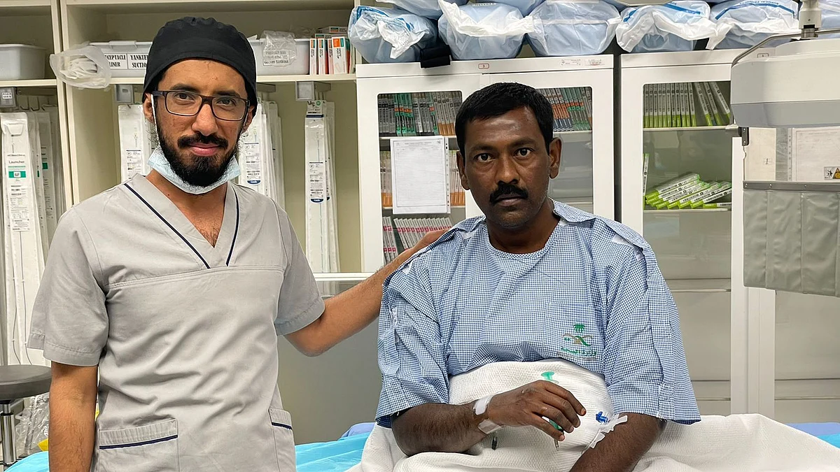 الدكتور محمد الأسمري بجانب المريض الهندي
