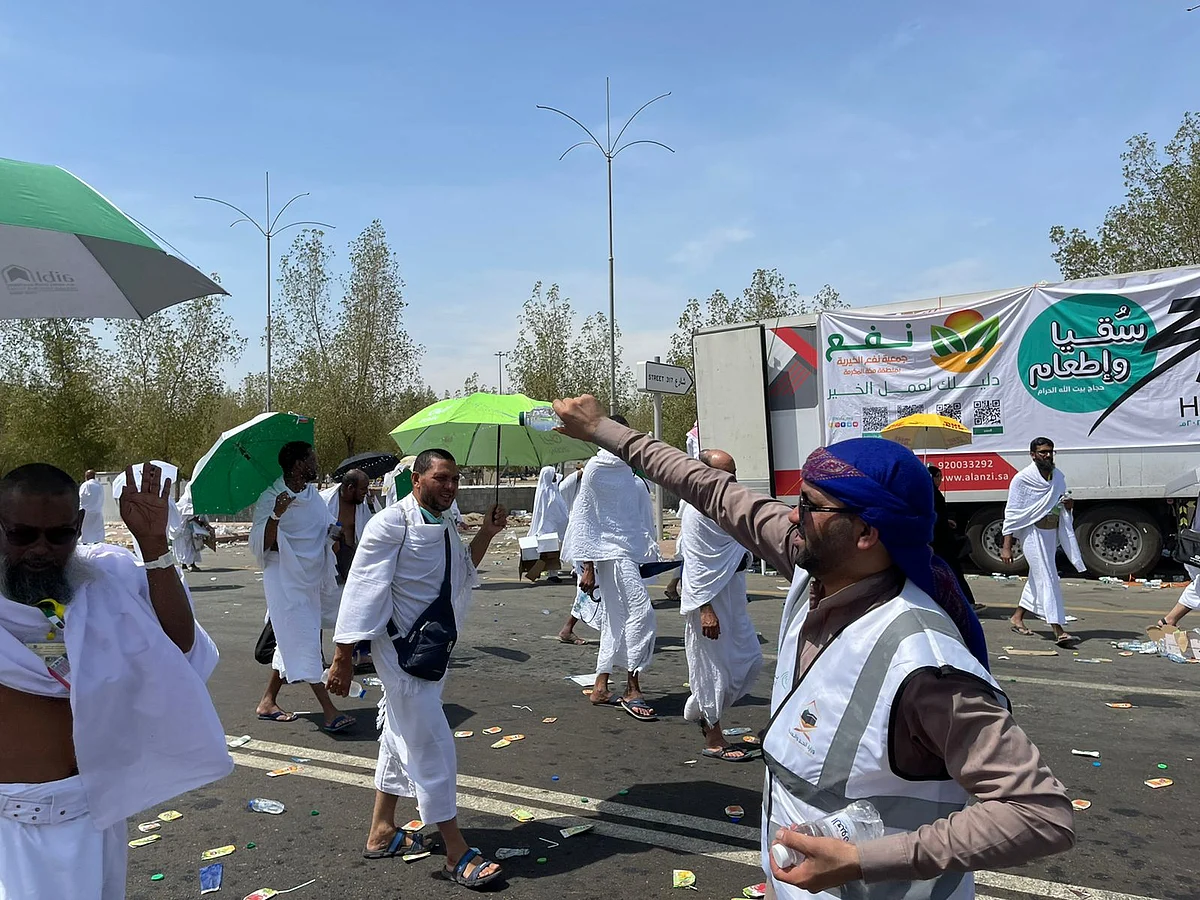 رش رذاذ الماء البارد على الحجاج لتلطيف الأجواء