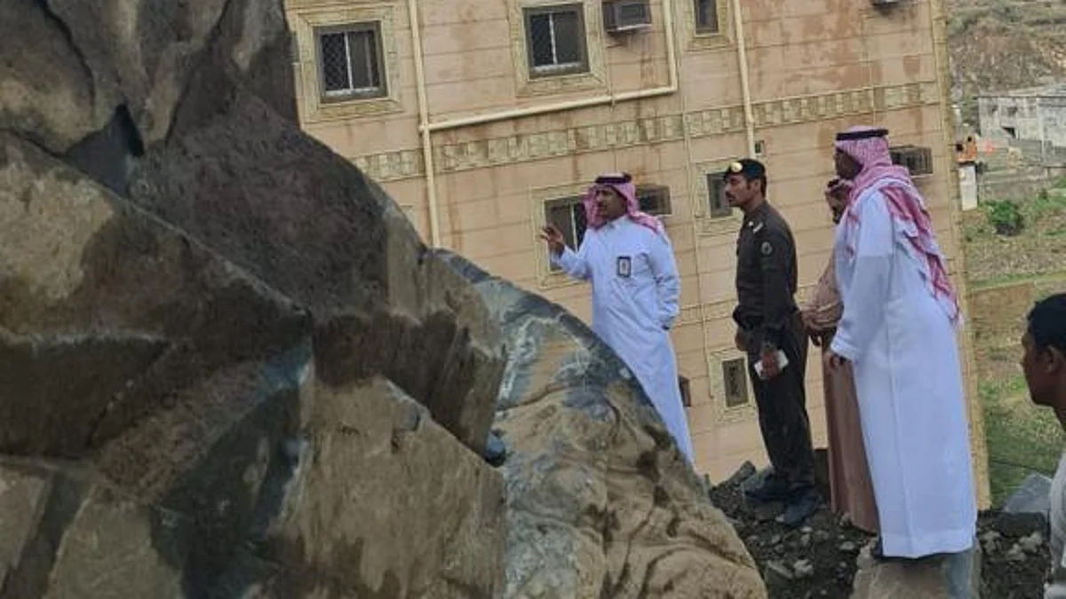 علي الحريصي خلال تفقده موقع الانهيار