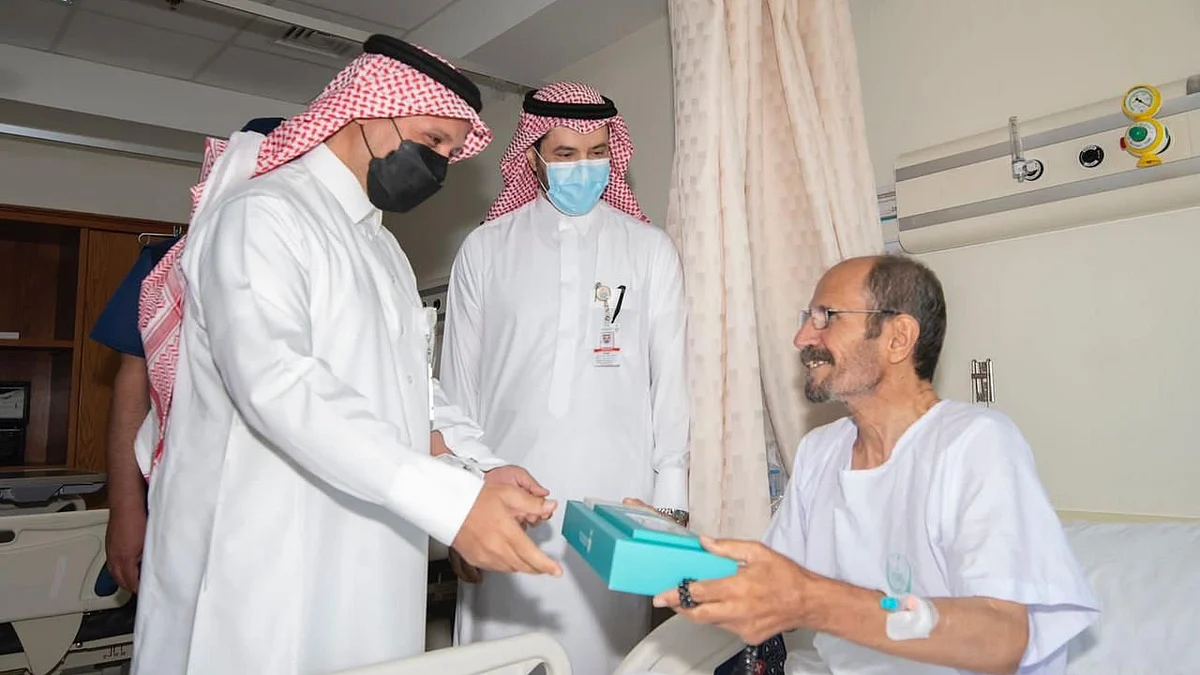 "الداود" يعايد المنومين بمستشفى قوى الأمن بمكة وينقل تهنئة وزير الداخلية