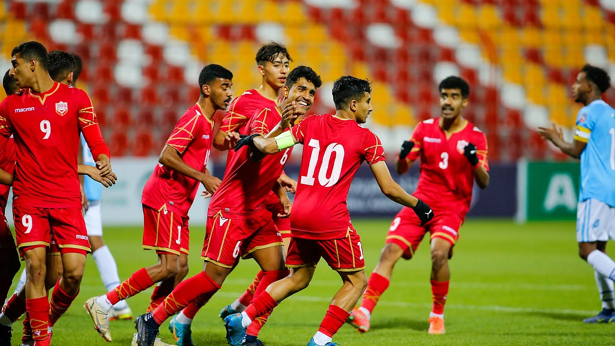 فرحة لاعبي منتخب البحرين بالفوز على نظيره الجيبوتي