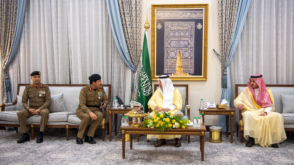 الأمير خالد الفيصل خلال استقباله المسؤولين بمنى