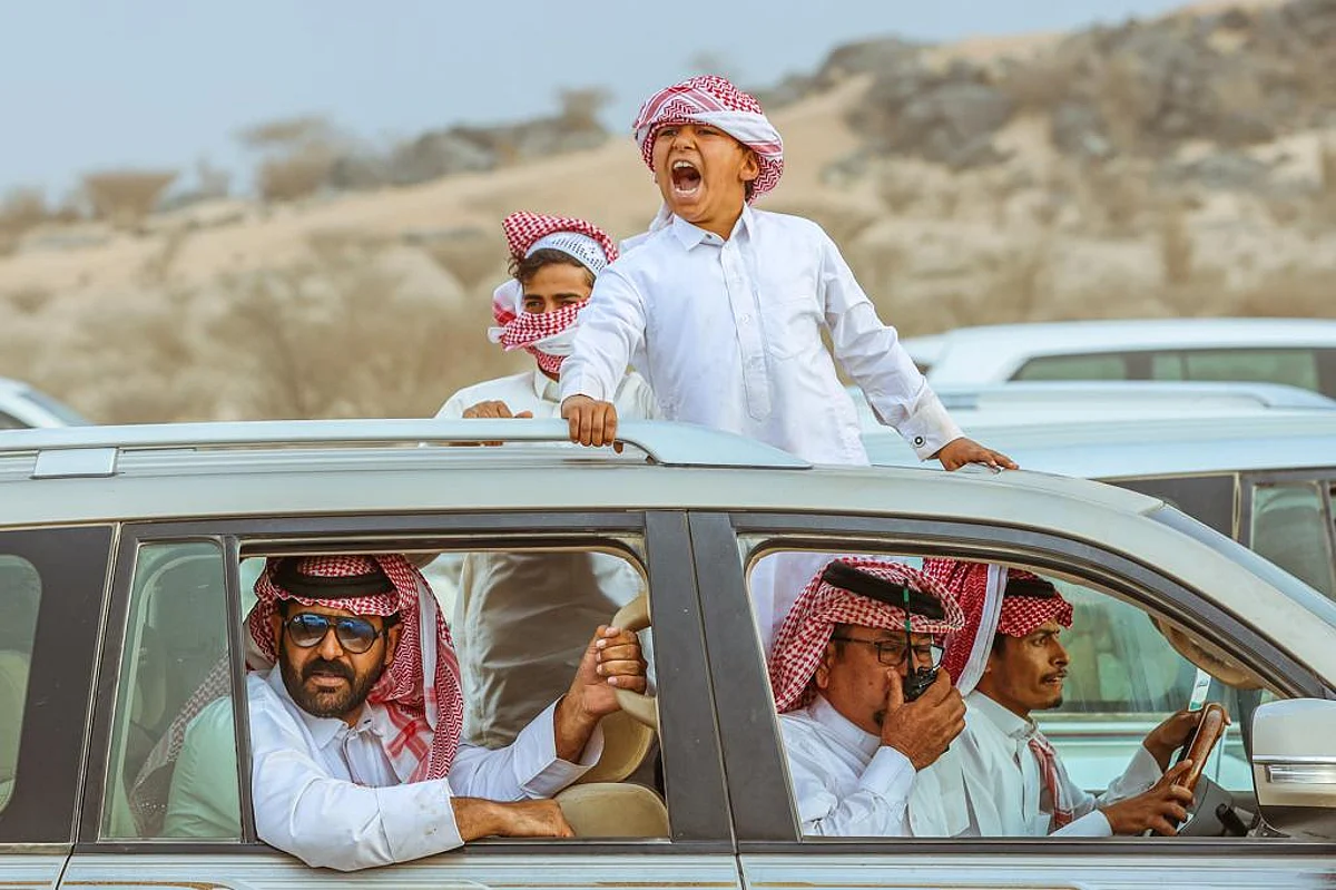 شاهد.. "ملاك الهجن" يتابعون مطاياهم والأشواط التنافسية بالأجهزة المتنقلة