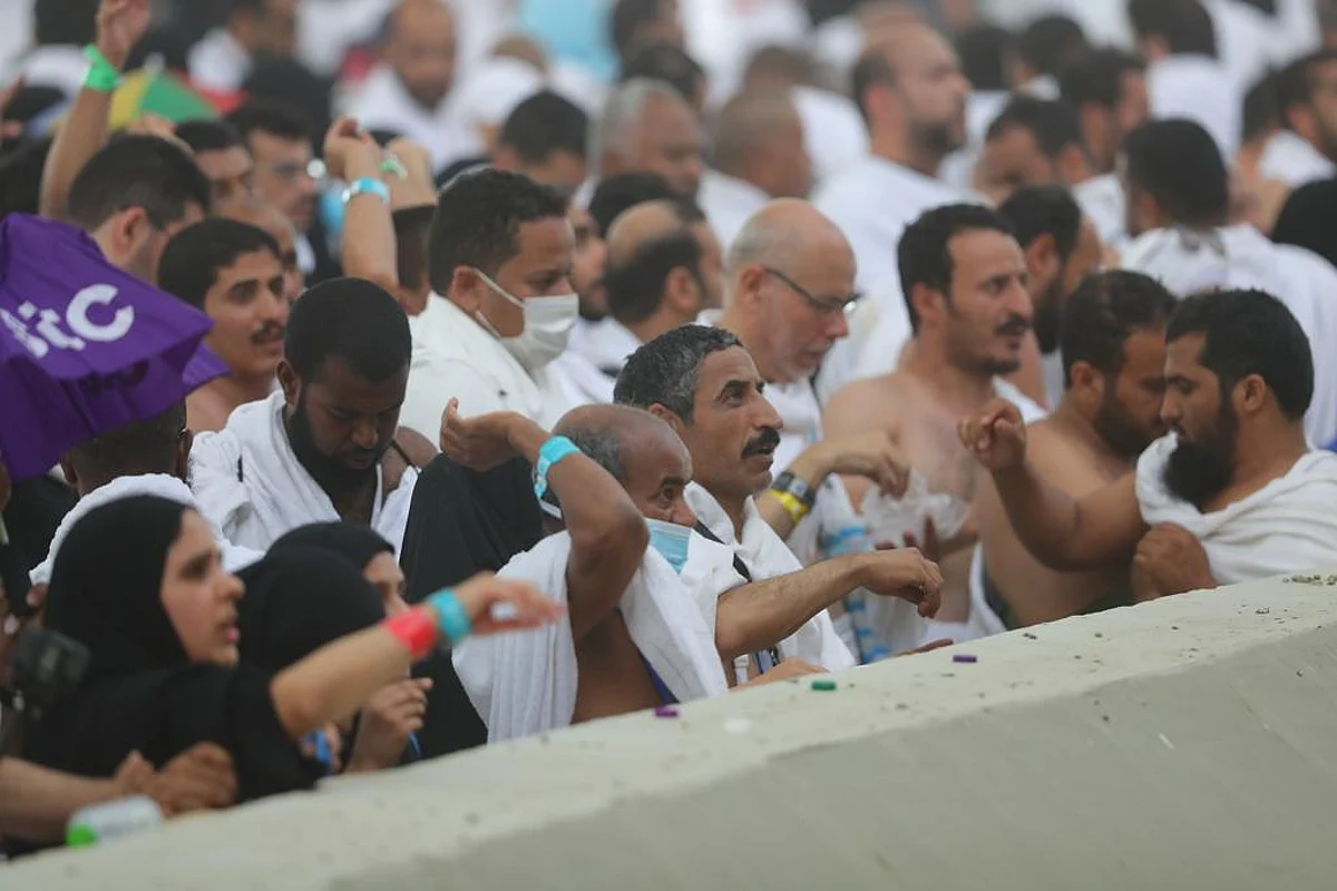ضيوف الرحمن يرمون جمرة العقبة