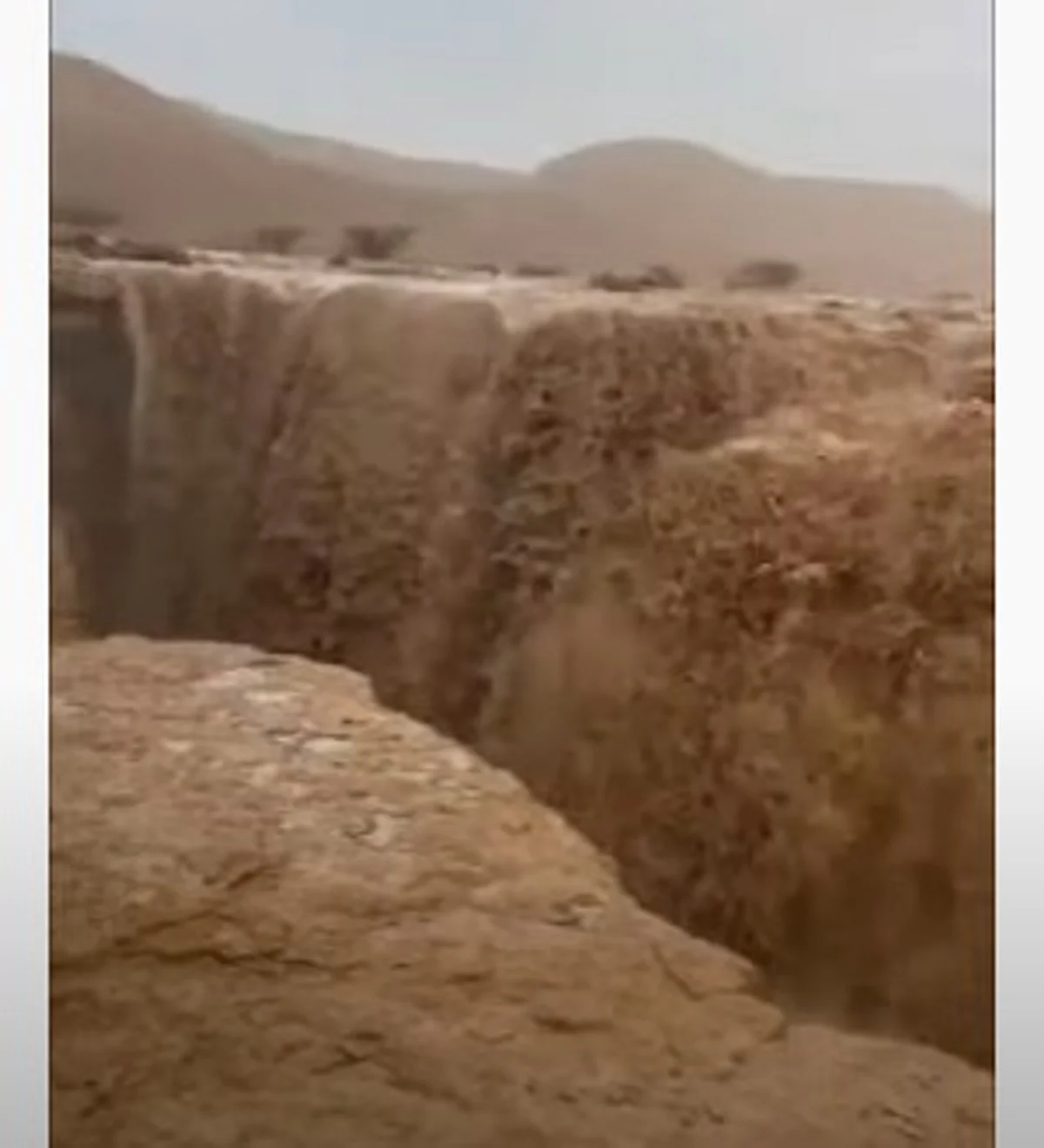 شاهد.. أمطار الأفلاج تُغيِّر جفاف الأودية وتُشكِّل شلالات طبيعية