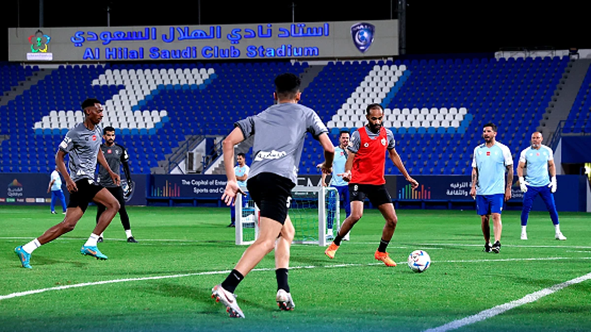 لاعبو الهلال يطبقون الجمل التكتيكية