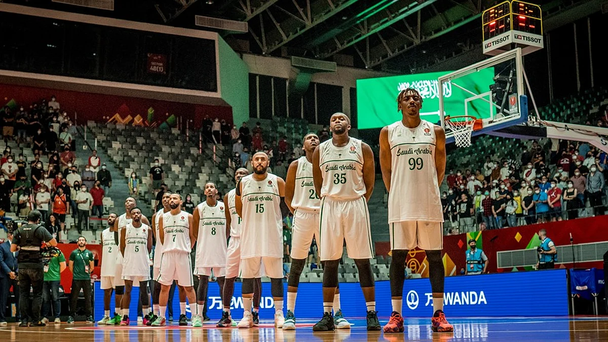 لاعبو المنتخب السعودي الأول لكرة السلة