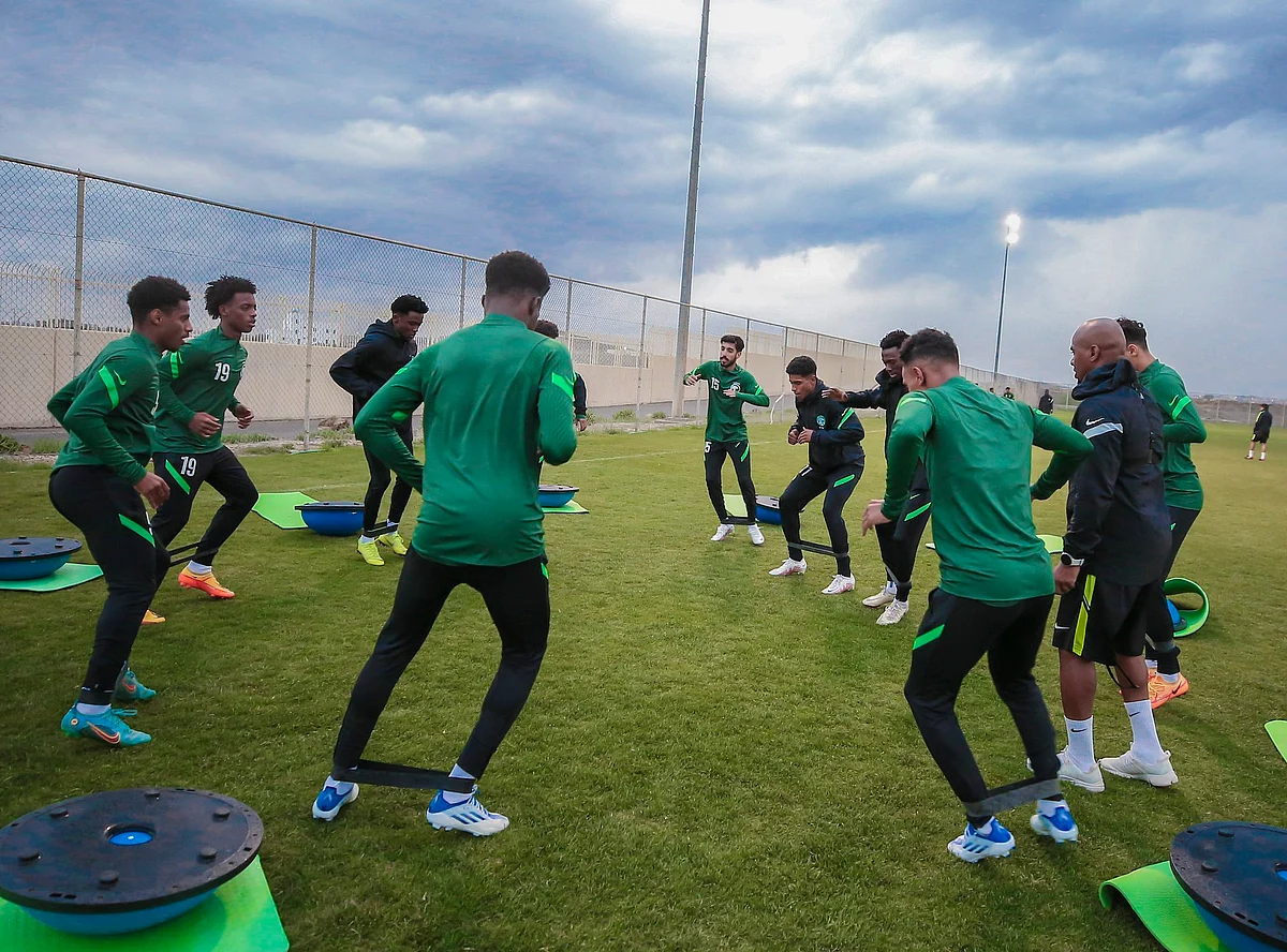 لاعبو المنتخب السعودي لدرجة الشباب يؤدون التدريبات