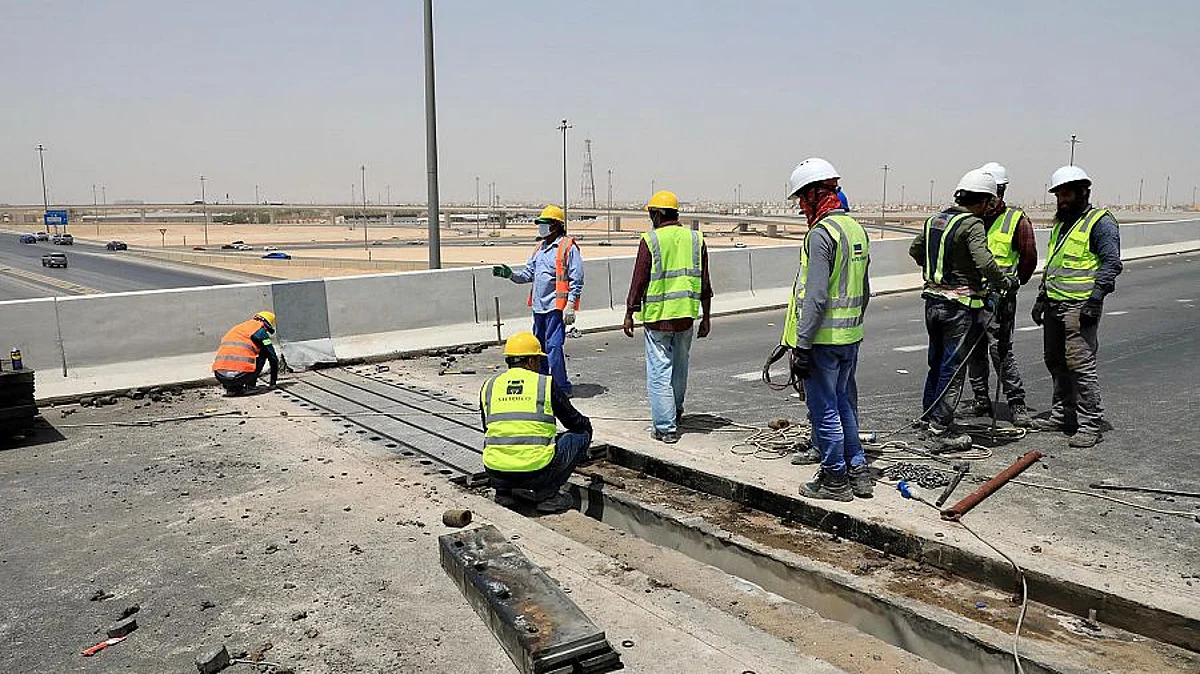 جانب من أعمال استبدال فواصل التمدد بالطريق