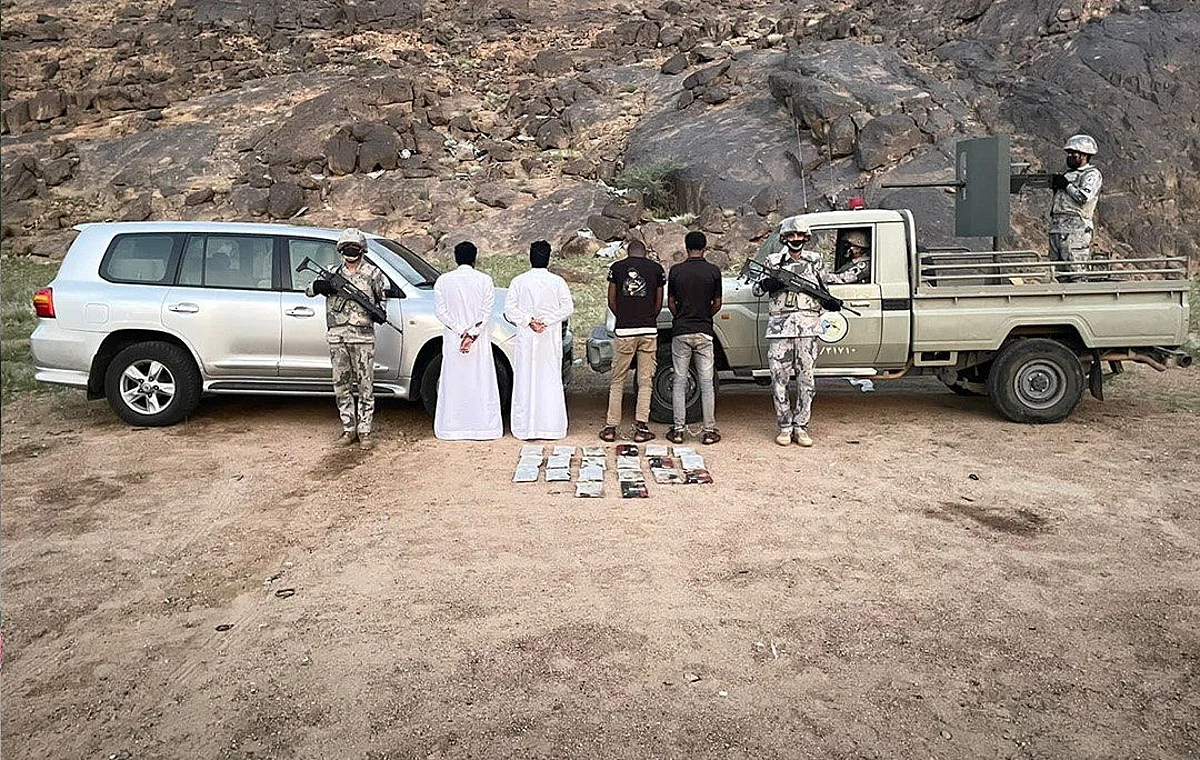 نجران.. حرس الحدود يحبط تهريب 20.6 كلجم من مادة الحشيش ويوقع بمهربيها ومستقبليها