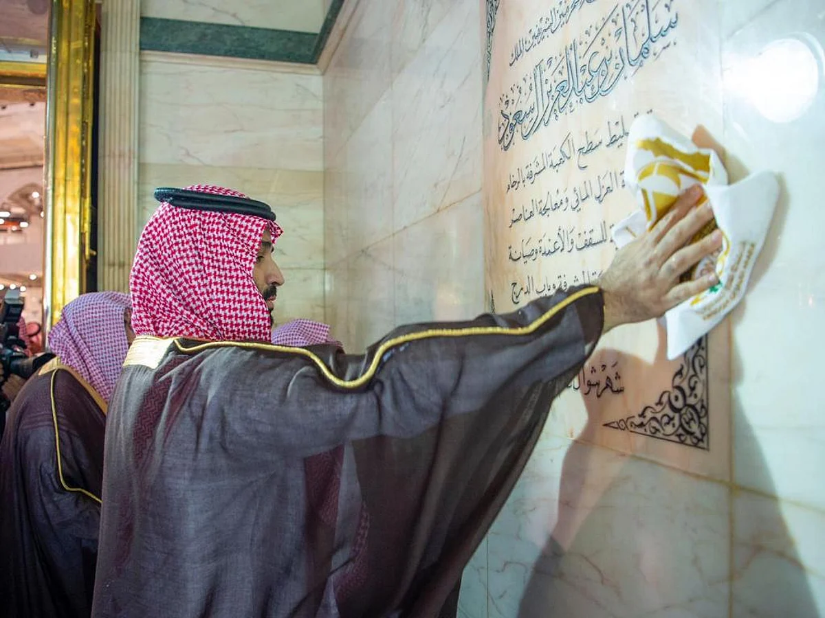 ساعة مع ضيف الشرف.. "تقاليد غسل الكعبة".. ورد وعود وماء زمزم