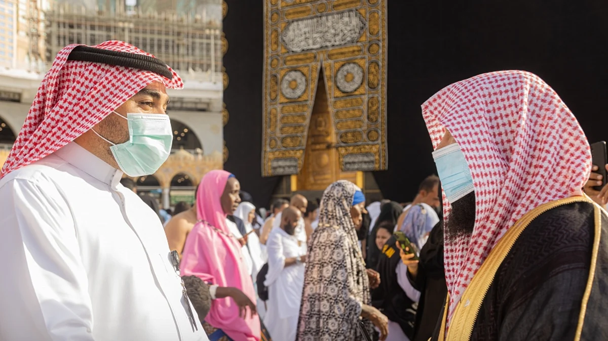 "إزالة حواجز الكعبة الوقائية".. روحانيات وجهود توثّقها روايات العاملين