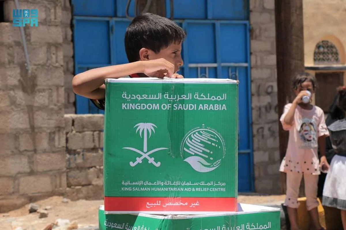 بالصور.. مركز الملك سلمان للإغاثة يوزّع أكثر من 95 طنًّا من السلال الغذائية في مأرب
