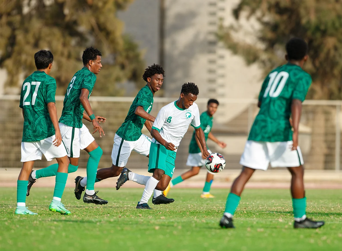 ناشئو المنتخب السعودي يؤدون التدريبات الجماعية