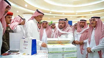 أمير القصيم يطلع على عملية تعقيم التمور بتقنية تك أوزون في مهرجان بريدة أمير القصيم يطلع على عملية تعقيم التمور بتقنية تك أوزون في مهرجان بريدة