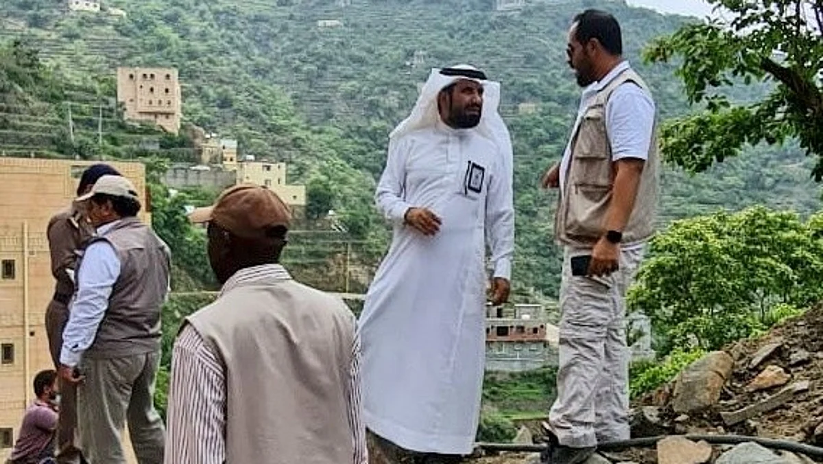 فريق هيئة المساحة الجيولوجية يقف على موقع انهيار صخري بفيفاء