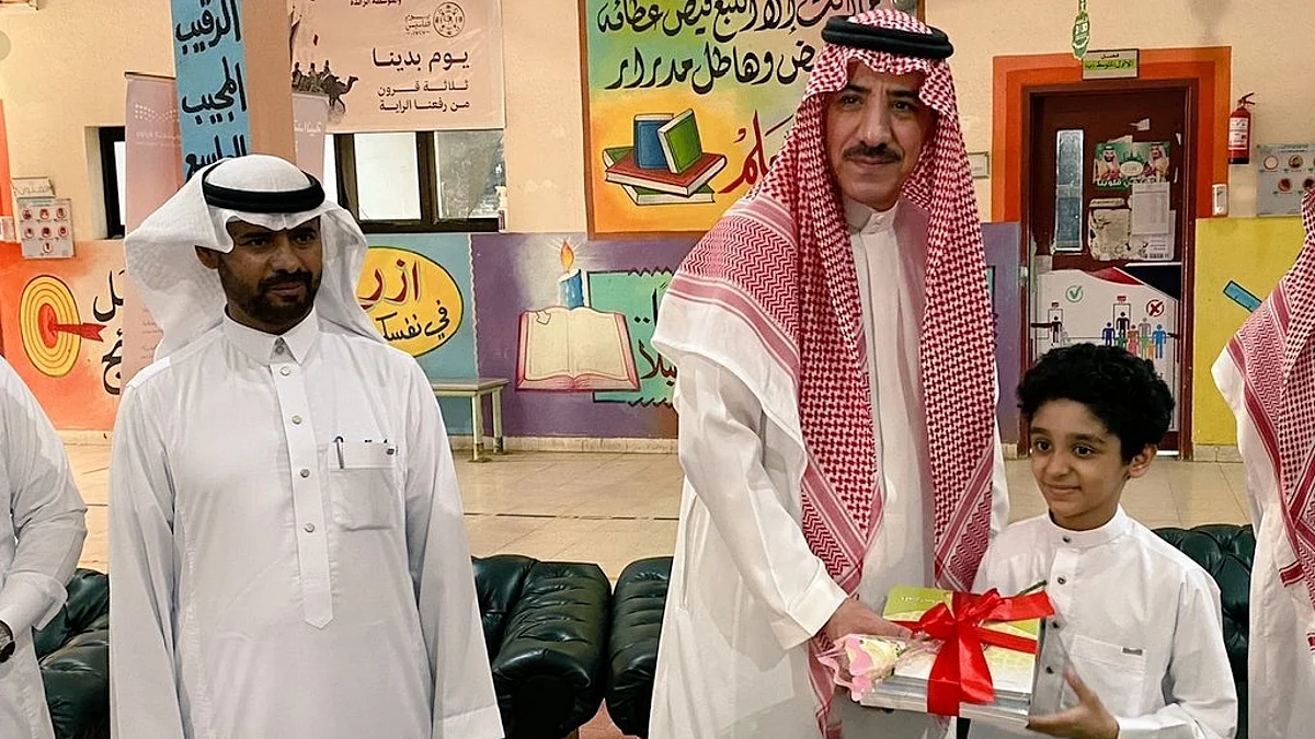 محافظ القنفذة يشارك الطلاب انطلاق العام الدراسي الجديد
