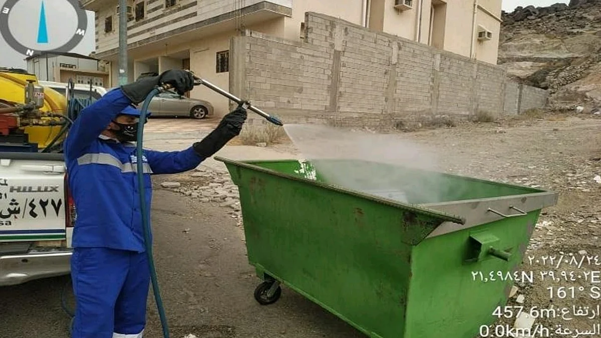 العمال يستخدمون المبيدات لمكافحة الحشرات