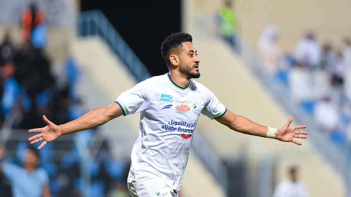 مراد باتنا لاعب الفتح يحتفل بتسجيله هدف في مرمى الباطن