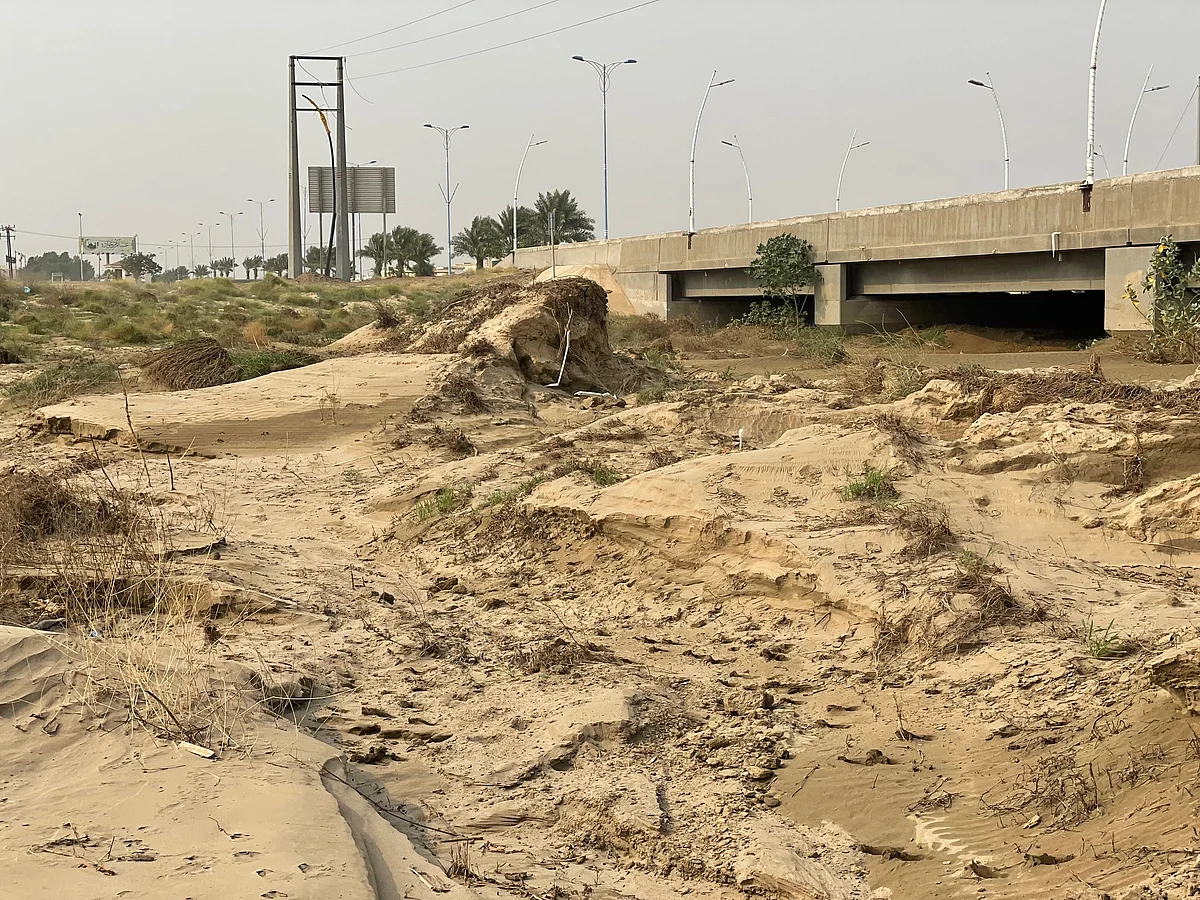 تراكم الأتربة ومخلفات السيول تحت كوبري مركز الموسم