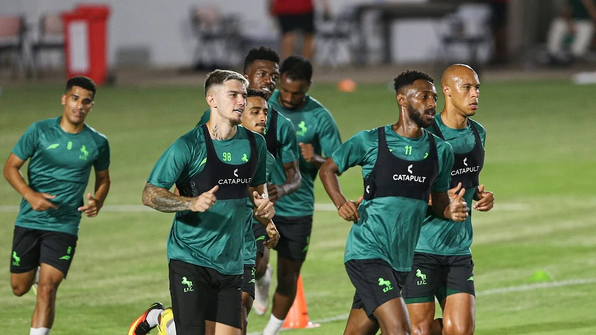 لاعبو الاتفاق يؤدون التدريبات الجماعية