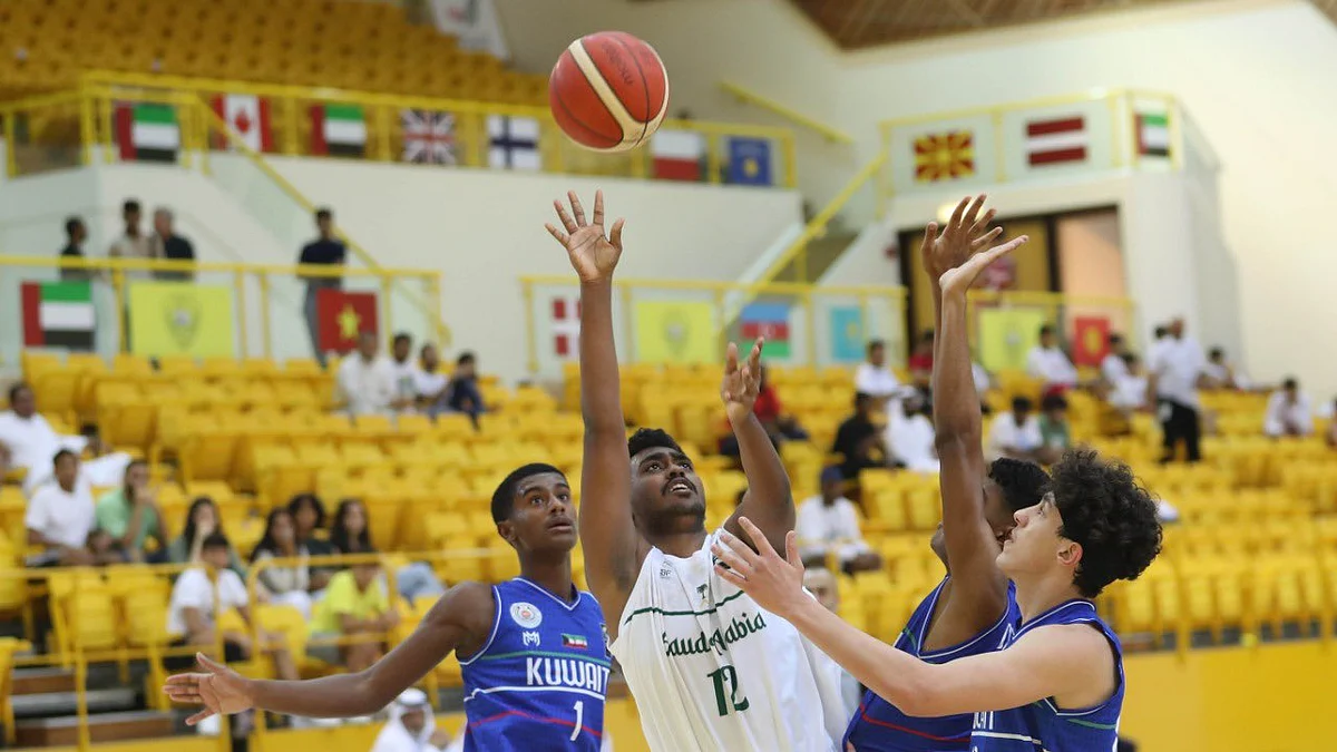 جانب من لقاء المنتخب السعودي لكرة السلة للشباب مع نظيره الكويتي