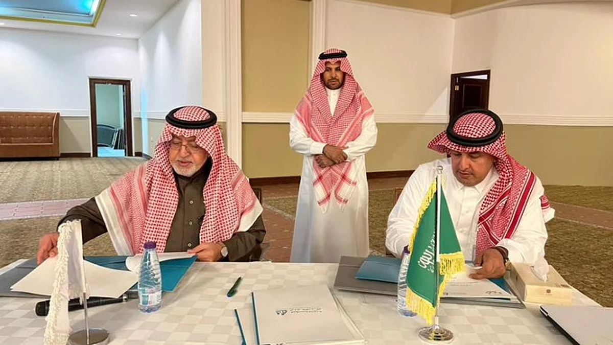 خالد القحطاني ومحمد أبو ملحه يوقعان الاتفاقية