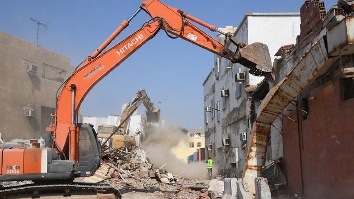 الآليات تزيل الأحياء العشوائية بجدة
