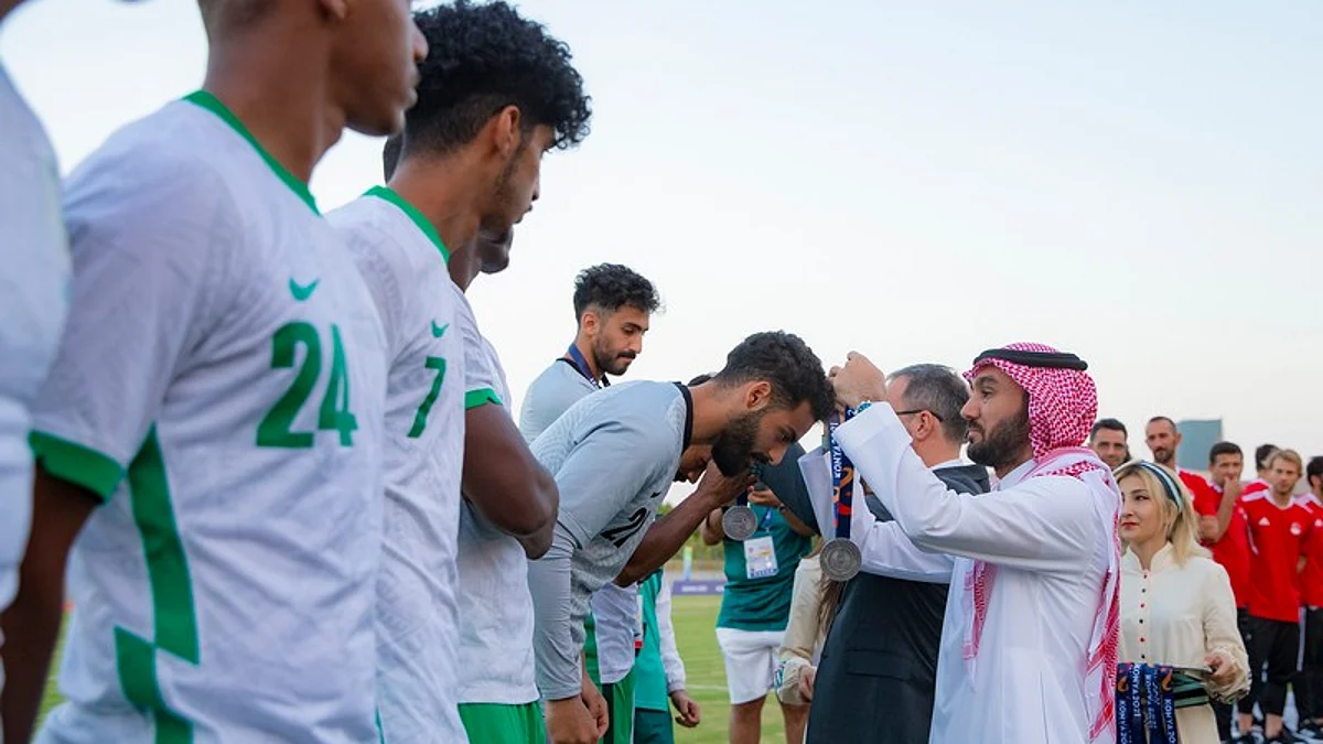 الأمير عبد العزيز الفيصل يقلد لاعبي المنتخب بالميداليات الفضية